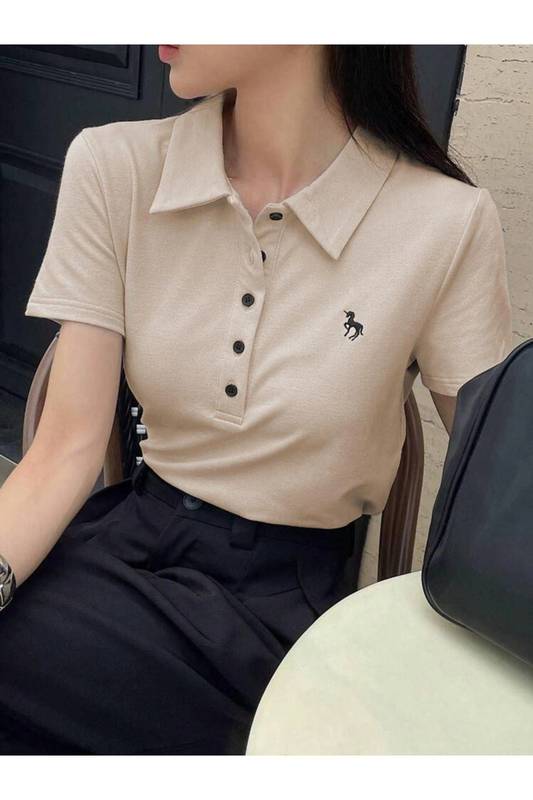 Krem Tek Boynuzlu At Baskılı Polo Yaka Düğmeli Kısa Kol Tshirt