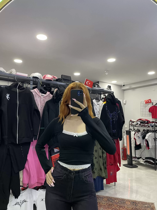 Uzun kollu fiyonk detaylı siyah crop top